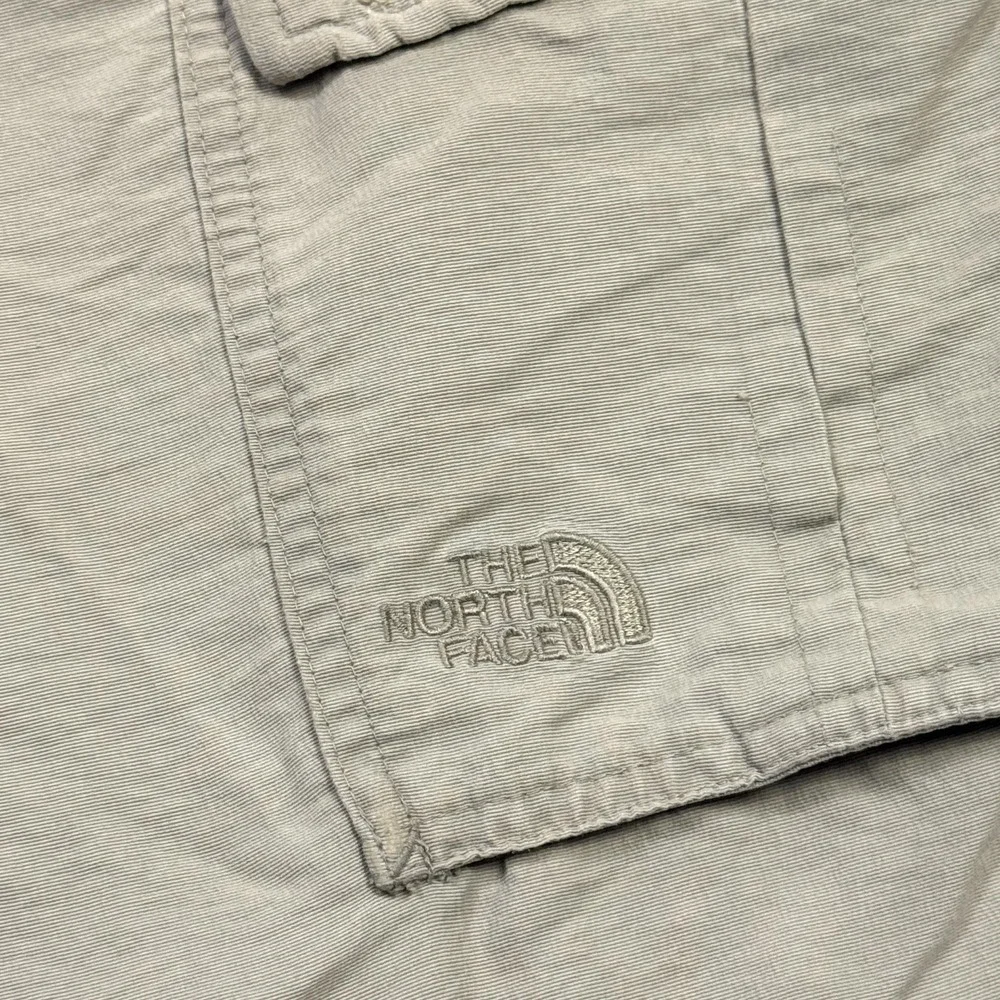 The North Face Cargo Shorts Mens L Beige Nylon Microfiber Flat Front 10 Inseam